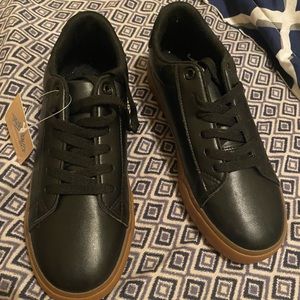 Boys leather memory foam sneakers